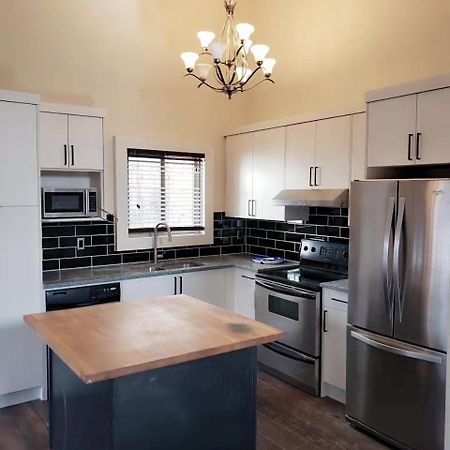 Calgary-Banff House Close Lrt&Dt&Free Parkingアパートメント エクステリア 写真